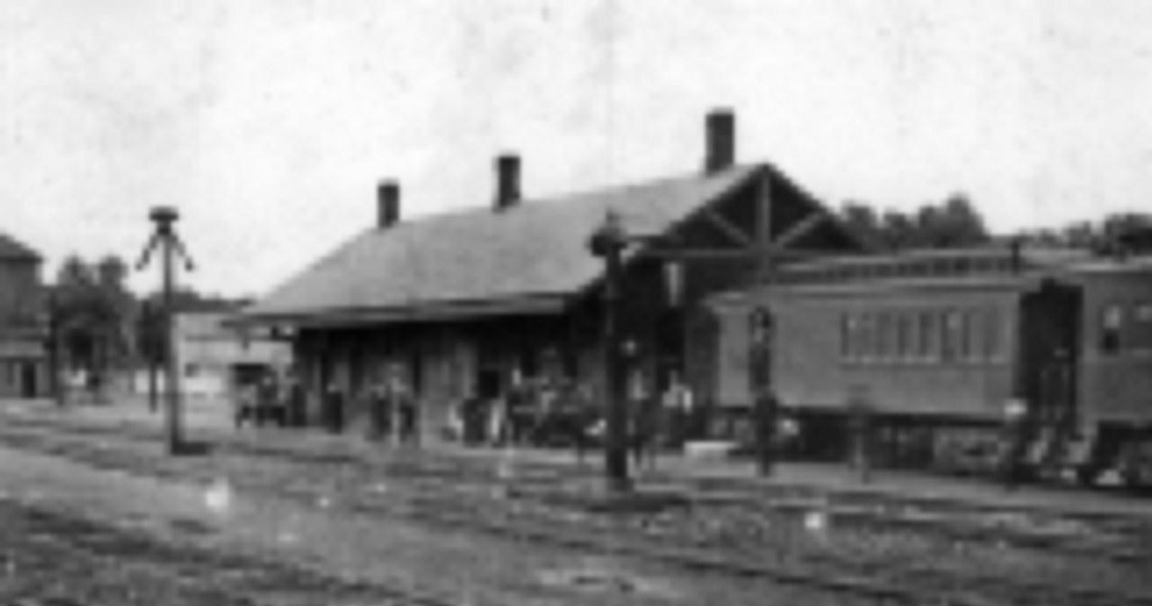 Bath & Hammondsport passenger cars at the Erie Station in Bath, NY — circa 1900-1909